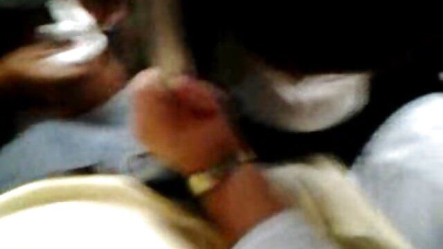 రాండీ టాటూ వేసుకున్న వ్యక్తి కౌగర్ల్ స్టైల్‌లో మేజోళ్లలో ఒక కోడిపిల్లను గట్టిగా ఫక్స్ తెలుగు సెక్స్ రియల్ చేస్తున్నాడు